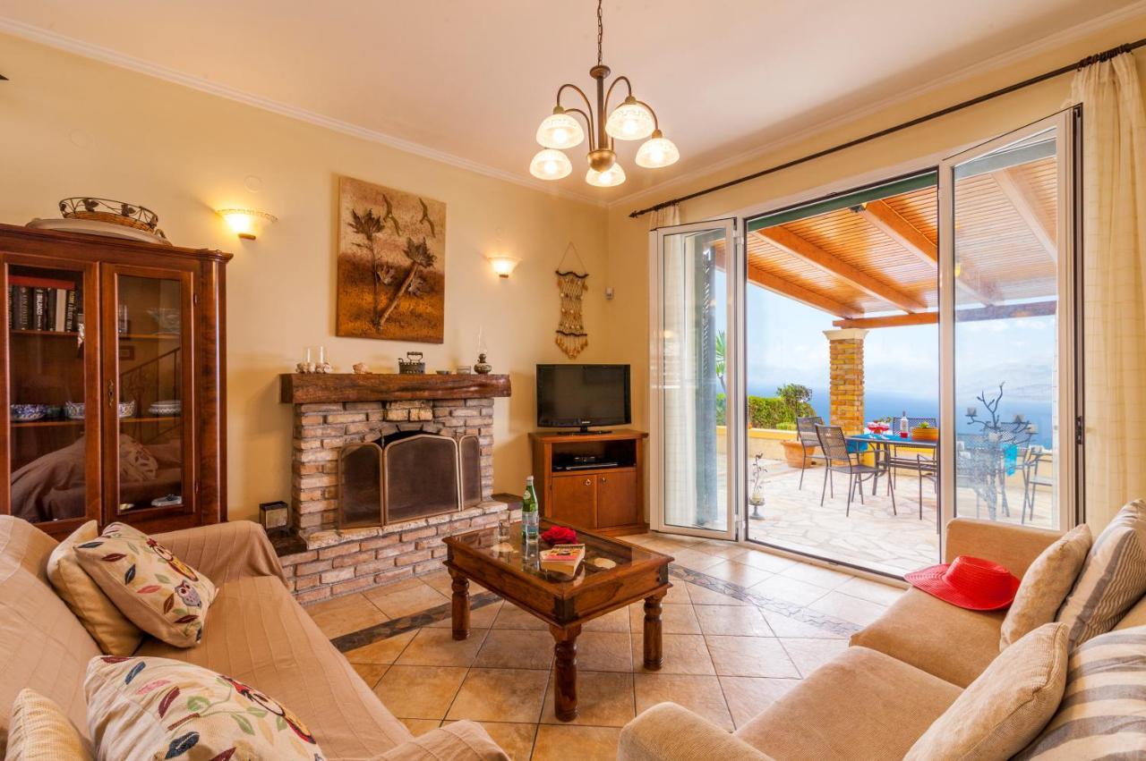 Beachfront Victoras - With Private